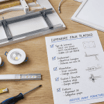 Luminaire faux plafond et checklist technique sur plan de travail