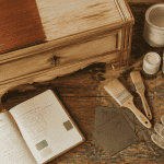 Peindre un meuble merisier outils atelier