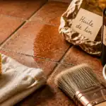 Carrelage huile de lin : huile en cours d’essuyage sur terre cuite