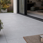 Carrelage terrasse moderne : dalles effet béton antidérapantes gris perle