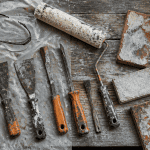 decaper facade peinture outils sur etabli