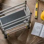 Échafauder escalier sur marches en bois, outils de sécurité