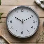 horloge cuisine murale acier inoxydable sur plan de travail