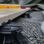 Inconvénient terrasse sur plot : grès cérame sur plots réglés sur gravier