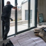 Installation baie vitrée : pose en rénovation, niveau et cales