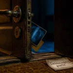 Ouvrir une porte claquée sans clé : carte et radio près de la serrure