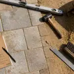 Pose pavage outils sur sable et pavés