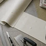 Poser du lino sur carrelage : préparation et pose, 4 étapes