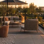 Déco jardin extérieur : terrasse avec guirlandes lumineuses et coin détente
