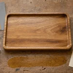Huiler du bois : huile sur plateau bois, ponçage et chiffon