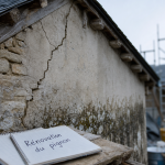 Mur pignon avec fissure et humidité, charpente visible