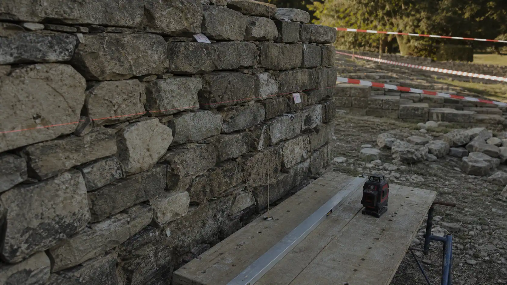 Renforcer un mur en pierre qui penche : drainage, tirants, contrôle au fil à plomb