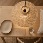 Suspension japandi en rotin sur table bois clair